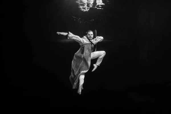 Een jonge mannelijke balletdanser poseren onderwater — Stockfoto