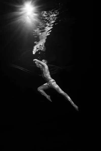 Eine junge männliche Balletttänzerin posiert unter Wasser — Stockfoto