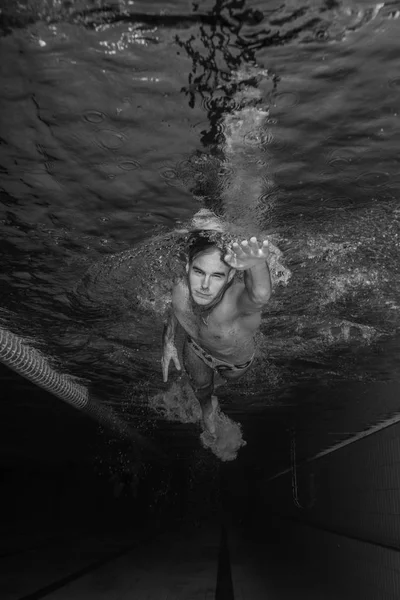 Jovem nadador nadando em uma piscina subaquática — Fotografia de Stock