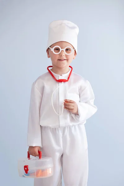 Dítě v lékařské šaty — Stock fotografie