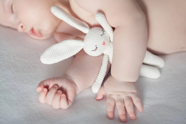Bebê dormindo com coelho brinquedo — Fotografia de Stock