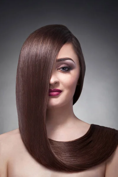 Hermosa chica morena. Chica morena con el pelo largo y brillante. Cabello largo saludable. Peinado. Cabello . —  Fotos de Stock