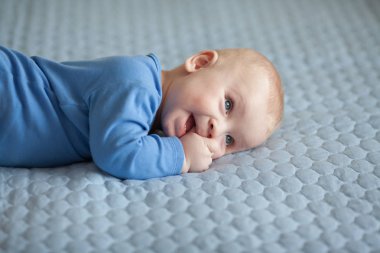 şirin bebek. Gülümseyen bebek. Çocuk