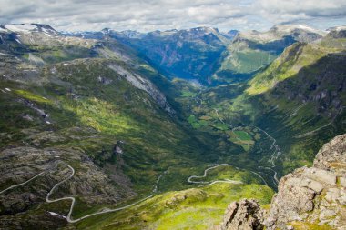 Mountain view yılan gibi bir yol ile