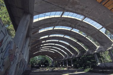 Terk edilmiş endüstriyel iç - eski biulding boş.