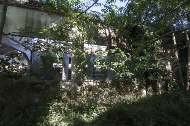 Terk edilmiş endüstriyel iç - eski biulding boş.