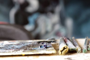 yağlı boya ve boya fırçalar paleti üzerinde