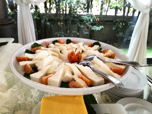 Käse und Tomaten - Hochzeitsbuffet — Stockfoto