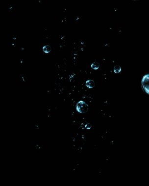 Siyah arkaplanda su damlası