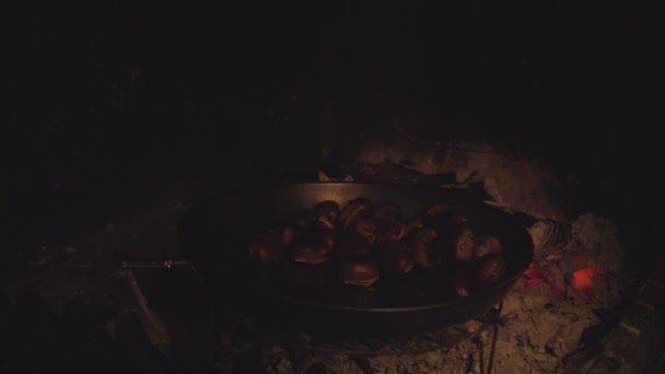 Geroosterde Kastanjes Bakken Pan Open Haard Een Herfstdag — Stockvideo