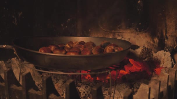 Matlagning Rostade Kastanjer Pannan Öppen Spis Höstdag — Stockvideo