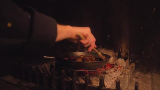 秋天的一天 在壁炉边的锅子里烤栗子 — 图库视频影像