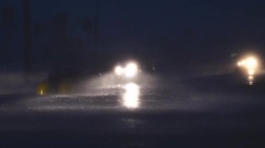 Gece görüş yolu ve yoğun yağmurlu arabalar.
