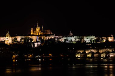 Charles Köprüsü ve Prag Şatosu