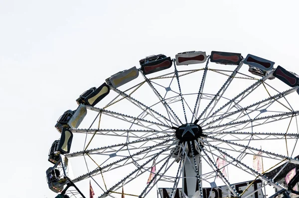 Karussell dreht sich auf Oktoberfest — Stockfoto