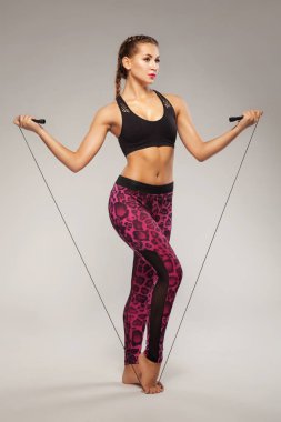 Bu güzel sportif hanımla skipping halat