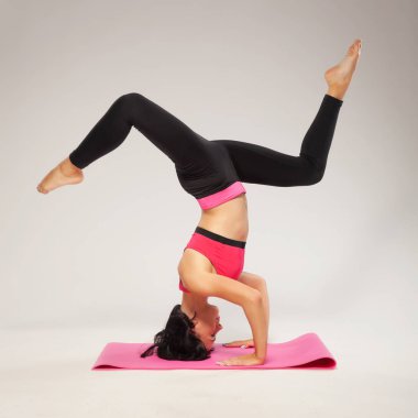 Güzel sportif Bayan başı yapıyor