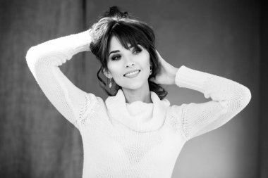 Beyaz kazaklı güzel kadın.