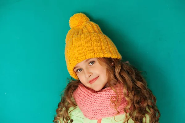 Jolie petite dame portant un bonnet et une écharpe en laine jaune — Photo