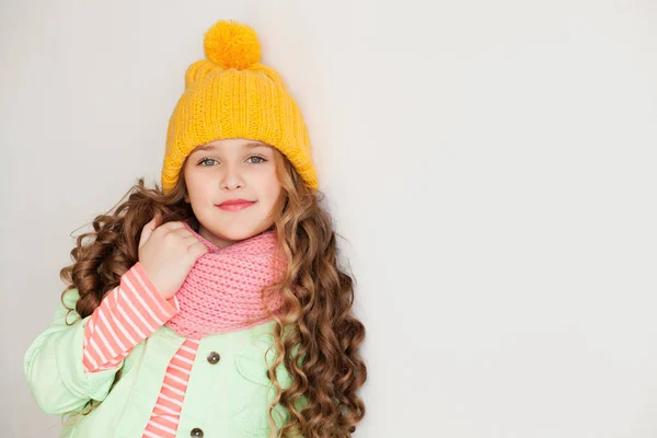 Sevimli küçük Bayan sarı yün şapka ve atkı — Stok fotoğraf