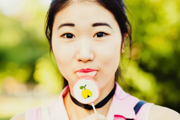 Mooi meisje eten lollipop — Stockfoto