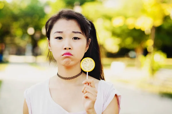 Härlig upprörd tjej med lollipop — Stockfoto