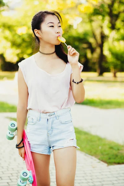 Lolipop yiyen bir kuruş kurulu ile güzel kız — Stok fotoğraf
