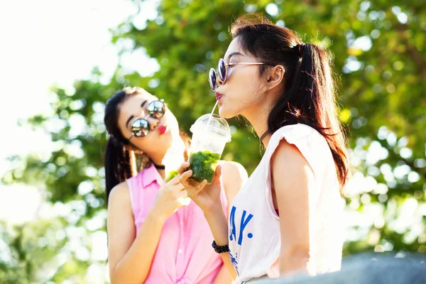 Two young girls with fresh drinks — Stock Photo, Image