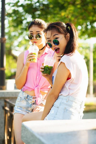 İki güzel yaz kız — Stok fotoğraf