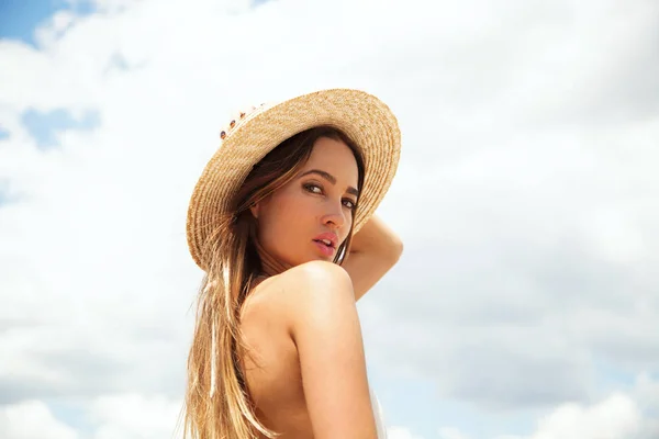 Beautiful summer girl against the sky — Stock Photo, Image