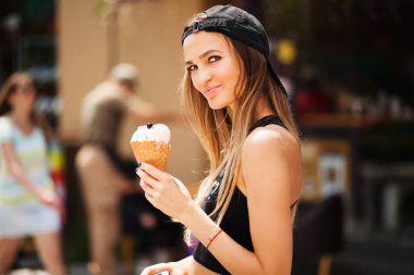 dondurma ile yaz kız