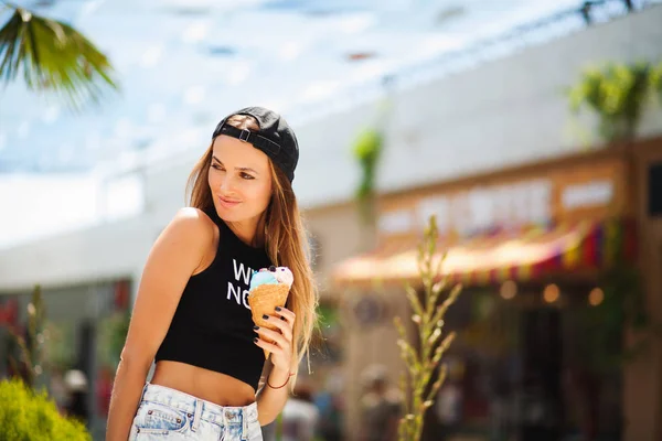 Estate ragazza con gelato — Foto Stock