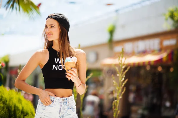 dondurma ile yaz kız