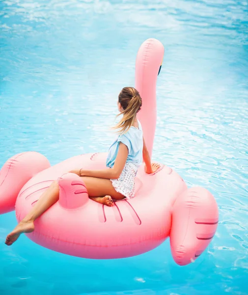 Hermosa mujer descansando en una piscina — Foto de Stock