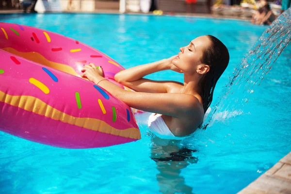 Hermosa mujer en una piscina — Foto de Stock