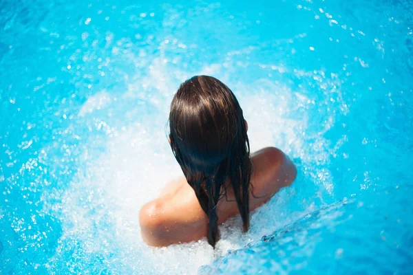 Hermosa mujer en una piscina — Foto de Stock