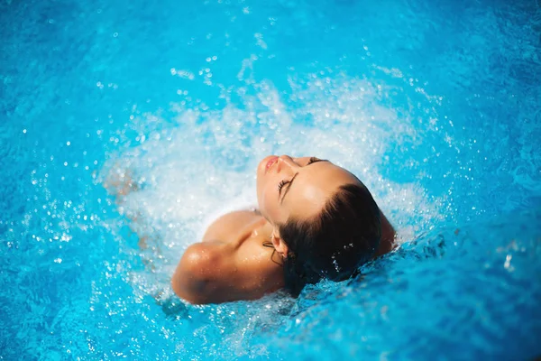 Hermosa mujer en una piscina — Foto de Stock