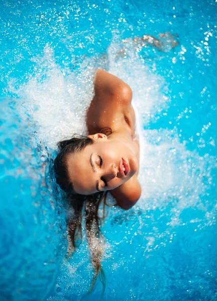 Beautiful woman in a swimming pool — Stock Photo, Image