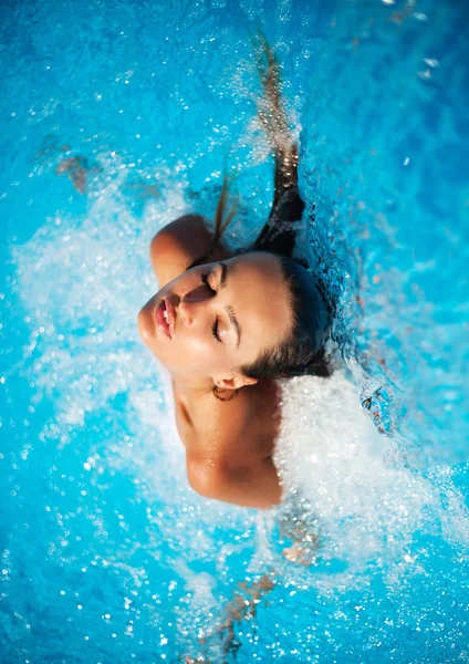 Hermosa mujer en una piscina — Foto de Stock