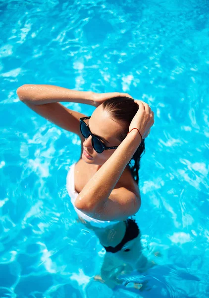 Hermosa modelo en una piscina — Foto de Stock