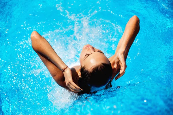 Hermosa mujer en una piscina — Foto de Stock