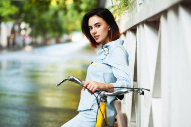 Güzel kadın kadın bir bisiklet ile