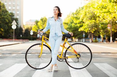 Yolda bir bisiklet ile güzel kadın