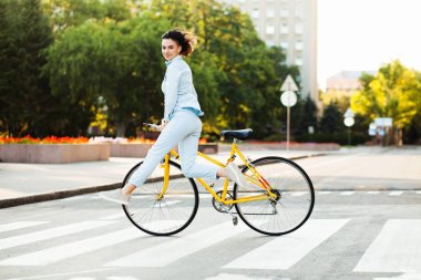 Yolda bir bisiklet ile güzel kadın