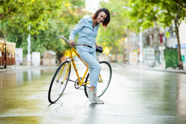 Mulher encantadora mulher com uma bicicleta — Fotografia de Stock