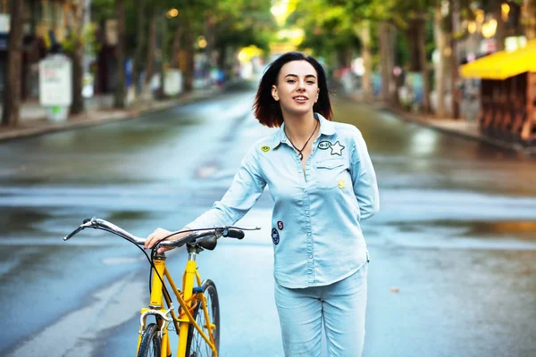 Mujer encantadora con una bicicleta —  Fotos de Stock