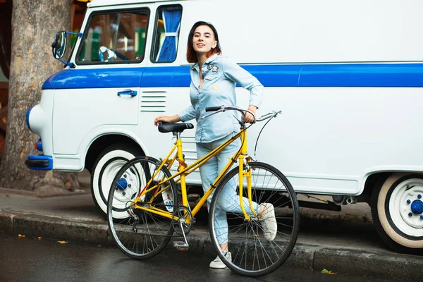 Mujer encantadora con una bicicleta —  Fotos de Stock