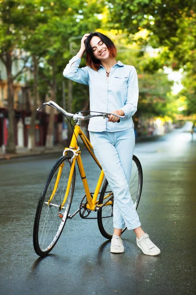 Yolda bir bisiklet ile güzel kadın