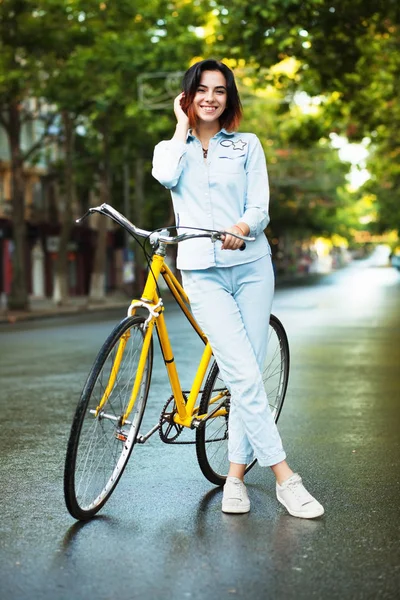 자전거와 함께 사랑 스러운 여자 — 스톡 사진