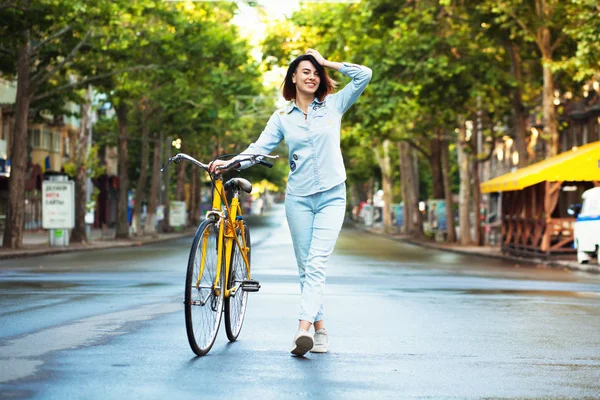 Belle femme femme avec un vélo — Photo